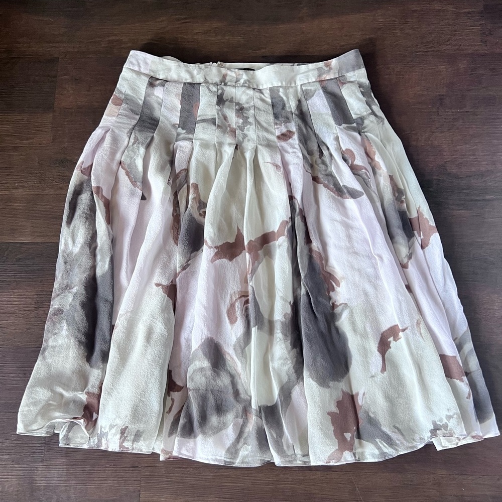 Theory Skirt Size 4 100% Silk Over the Knee